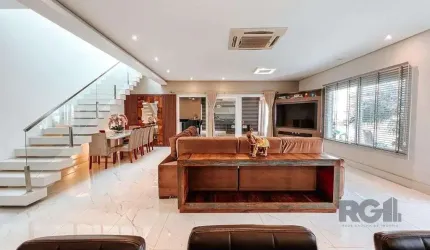 Excelente residência com aproximadamente 219m² privativos,