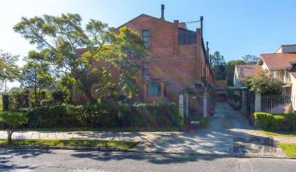 Excelente casa de 3 andares em condomínio fechado