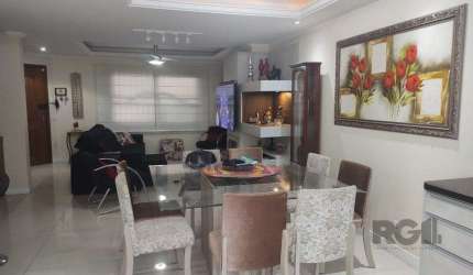 Linda Casa de Três Pavimentos, Finamente Decorada, Pronta para Morar!
