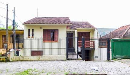Casa para Venda - 150m², 4 dormitórios, sendo 1 suites, 5 vagas - Teresópolis
