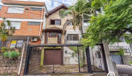 Casa para Venda - 330m², 4 dormitórios, sendo 3 suites, 2 vagas - Petrópolis