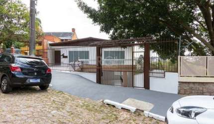 Casa para Venda - 454.7m², 5 dormitórios, sendo 1 suites, 8 vagas - Teresópolis