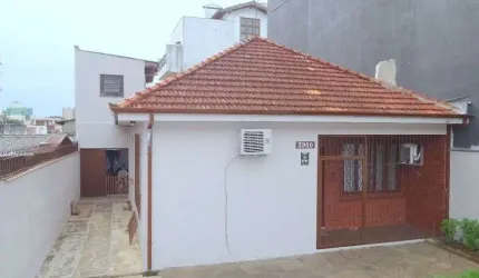 Casa no bairro Higienópolis de 3 dormitórios 3 vagas DESOCUPADA