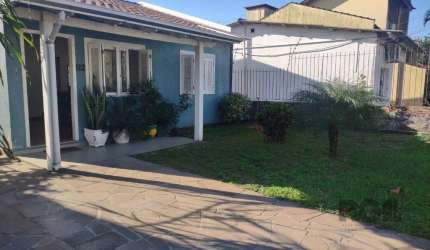 Casa com 250m²,  2 quartos, 1 suite, edícula, no bairro Nonoai