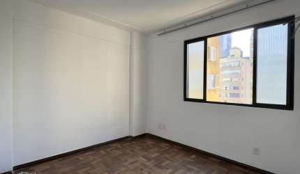 APARTAMENTO 2 DORMITÓRIOS TOTALMENTE REFORMADO NO CENTRO HISTÓRICO