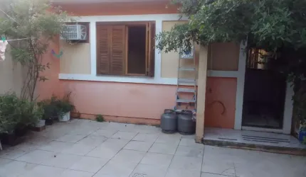 Casa 02 dormitórios com 02 vagas, no bairro Hípica, em Porto Alegre RS.
