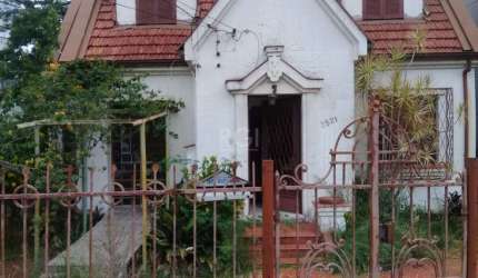 Casa de 4 dormitórios na Av. Teresópolis bairro Teresópolis