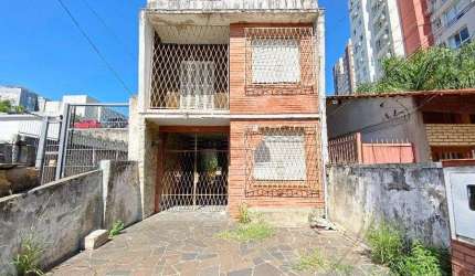 Casa/sobrado de alvenaria em pessimo estado,  com terreno de  5,70x44,00 (251m²)