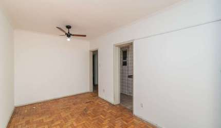 Apartamento de dois quartos com dependência no bairro Rio Branco em Porto Alegre