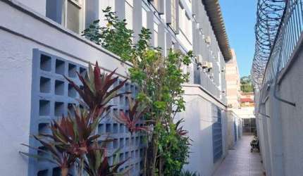 APARTAMENTO 62m² no bairro Glória, dois dormitórios, térreo e área externa.