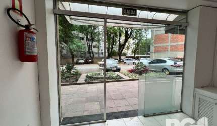 Loja térrea em condomínio de 45 m2 com vaga para alugar no bairro Floresta.