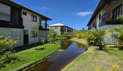 Casa Garden à Venda – Praia do Forte | Vila do Lago | 2 Quartos (1 Suíte) | Mobiliado | Garden Privativo | Frente Lago | Térreo | Nascente