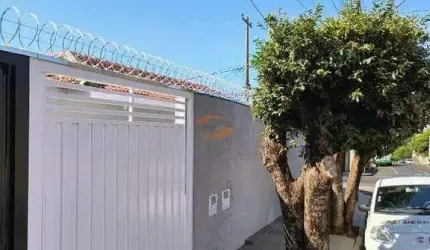 Excelente casa . Mais uma Sala Comercial Separada .