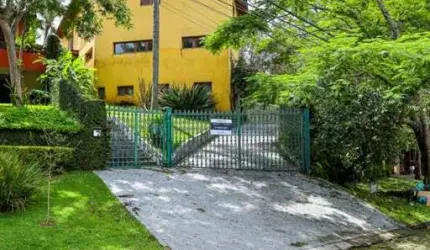 Linda Casa Estilo Rústico com Área de Lazer Completa