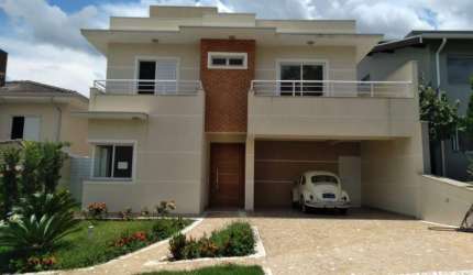 Casa em Condomínio em Valinhos, bem localizado, fácil acesso às principais rodovias.