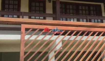 Casa á venda com 3 dormitórios com 1 suíte.
