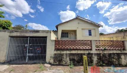 Casa a venda em localização privilegiada - Porteira fechada