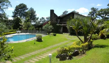 Casa 450m², 4 Suítes, Iúcas, Terreno 5.000m² c/lazer, Casa de Caseiro.