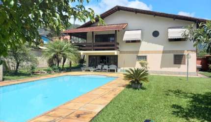 Casa 258m² em Cond., Comary - 4Qtºs (2Stes), Lazer independente, Garagem, Terreno 595m².