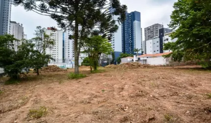 Terreno excelente localização no Champagnat - J8