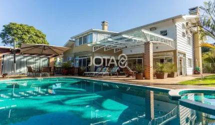 Casa com 5 suítes em frente ao Tingui - J8 Imóveis