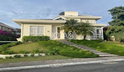 Casa em condomínio com 4 suítes e amplo terreno J8