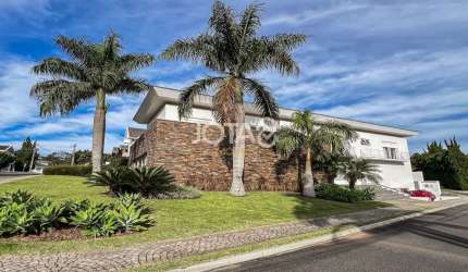 Casa em Condomínio com 4 suítes - J8