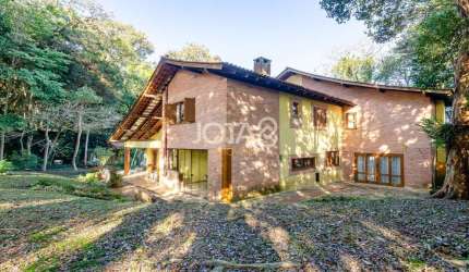 Casa com 3 suítes e 1 demi-suíte - J8