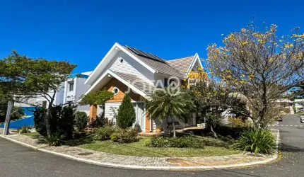 Casa com 3 suítes em Santa Felicidade - J8