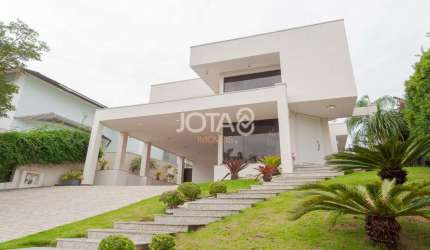 Casa mobiliada em condomínio clube - J8
