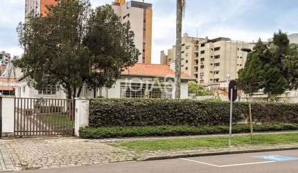 Casa residencial, comercial com amplo Terreno  J8