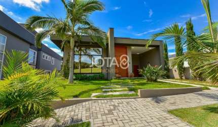 Casa em Condomínio com 530m² em Santa Felicidade