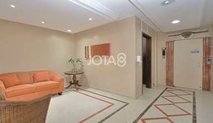Apartamento mobiliado com 02 vagas no Cabral - J8