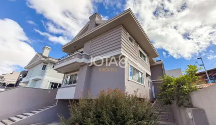 Casa com 4 suítes em Santa Felicidade - J8