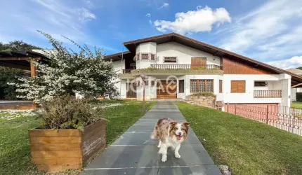 Casa com 4 suítes, piscina e 1500,00 m2 de Jardim!