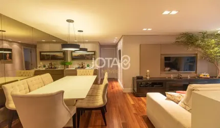 Apartamento reformado e mobiliado no Água Verde