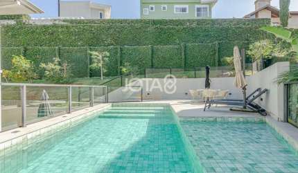 Casa em Condominio  com 4 suites e piscina