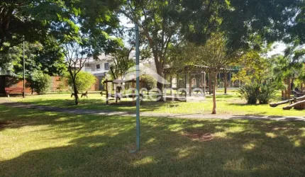 VENDA terreno parte alta da ilha, plano, 420 m2, frente à praça.