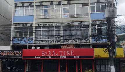 Apartamento antigo precisando de modernização - Oportunidade!