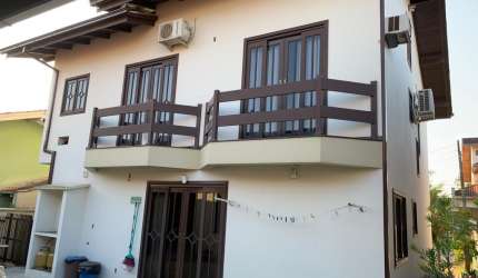 Encantadora casa em Joinville, localizada no Bairro Floresta.    3 quartos