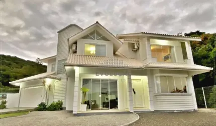 Linda Casa com 04 Quartos sendo 01 Suíte Master 250 m² -  São José SC