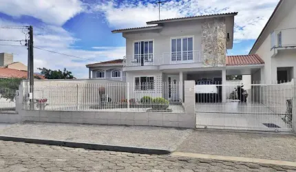 CASA 03 Quartos, 01 Suíte, 04 Vagas - Centro - Palhoça