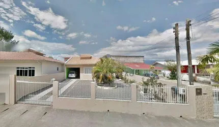 CASA 3 Quartos, 3 Vagas, Amplo Terreno - Barra do Aririú