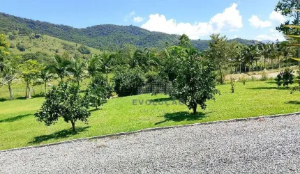 Excelente Terreno de 2.200 m² com Casa de 05 Dorms (2 Suites) - Camboriú SC