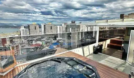 Maravilhosa cobertura, totalmente mobiliada, equipada e decorada, tudo de altíssimo padrão, 2 vagas de garagem, bairro Campinas, São José/SC