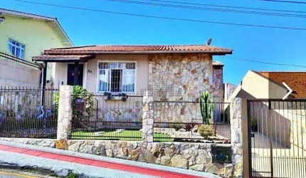 Casa no bairro Bela Vista/São José, com 3 quartos + uma edícula com 2 quartos e banheiro social