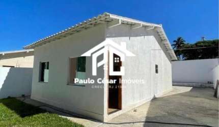 Casa localizada no bairro Viaduto em rua asfaltada.  Composição: 2 quartos, sala, cozinha, banheiro social, área de serviço, amplo quintal a poucos me