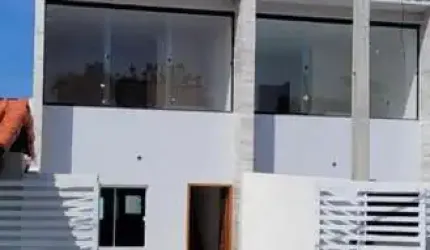 Excelente casa com 02 quartos, sendo 01 suíte, sala, cozinha, banheiro social, área de serviço, garagem, varanda, próxima do Shopping do Cinema, Super