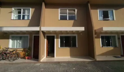 Excelente casa duplex nova, situada em Condomínio com rua asfaltada, composta de 1º pavimento: sala, cozinha americana, banheiro social, área de servi