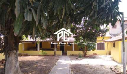 Excelente casa com 02 quartos,  ótima sala, cozinha, banheiro, área de serviço, varandas, garagem, ótima localização. Aceita carta de c